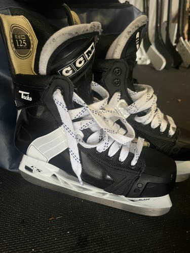 2025 CCM Tacks 652 Hockey Skates Regular Width 8 (Used)