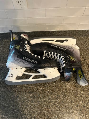 2023 Bauer Vapor Hyperlite 2 Hockey Skates Regular Width 11 (Used)