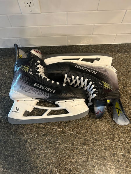 2023 Bauer Vapor Hyperlite 2 Hockey Skates Regular Width 11 (Used)
