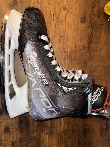 2021 Bauer Vapor Hyperlite Hockey Skates 8.5 (Used)