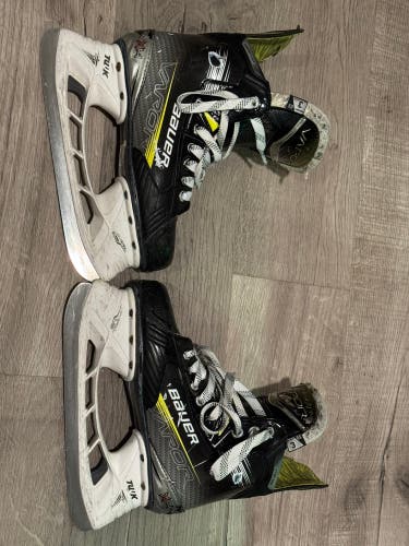 Junior Bauer Vapor X4 Hockey Skates Size 3 (Used)