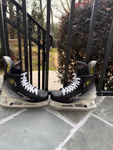 2023 Bauer Vapor Hyperlite 2 Hockey Skates Wide Width 6.5 (Used)