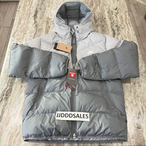 Nike Windrunner PrimaLoft FB8185-077 Gray Puffer Jacket Men’s Sz M NWT $250
New With Tags