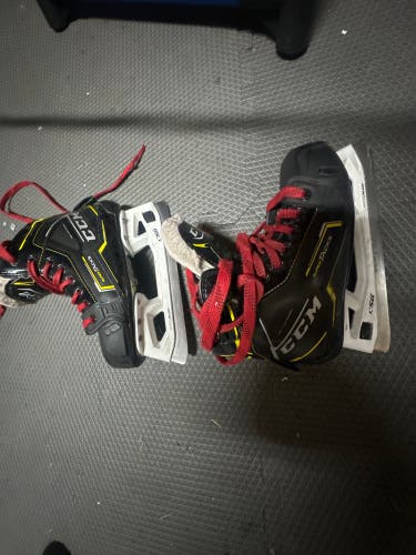 2020 CCM Super Tacks 9380 Hockey Goalie Skates Regular Width Size 2.5 (Used)