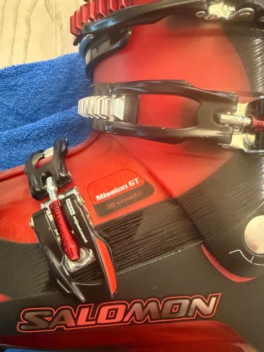 Mondo 28 & 28.5 Men's Salomon All Mountain Mission GT Ski Boots Soft Flex (Used)