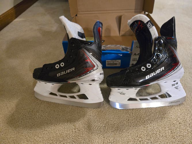 Like new 2025 Bauer Vapor Fly40 Hockey Skates Regular Width Size 1.5 (Used)