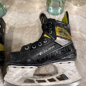 (Not sure of the year ) Bauer Hockey Skates Size 1.5 (Used)