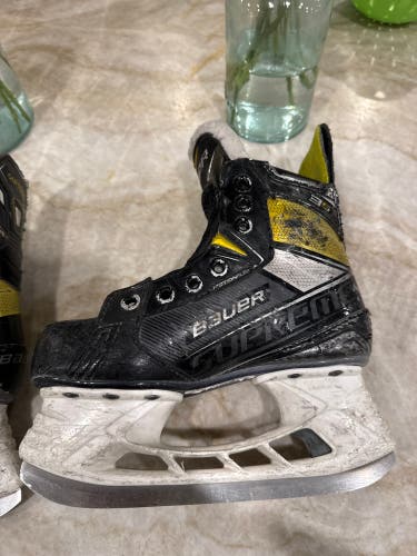 (Not sure of the year ) Bauer Hockey Skates Size 1.5 (Used)