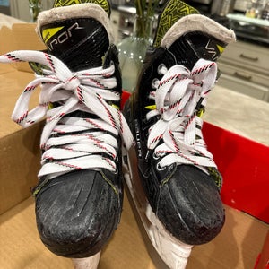 2022 Bauer Vapor X3 Hockey Skates Size 2.5 (Used)