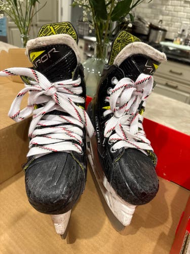 2022 Bauer Vapor X3 Hockey Skates Size 2.5 (Used)