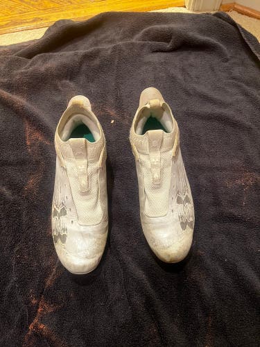 White Men's Size M 10.5 (W 11.5) Under Armour Blur Low Top (Used)
