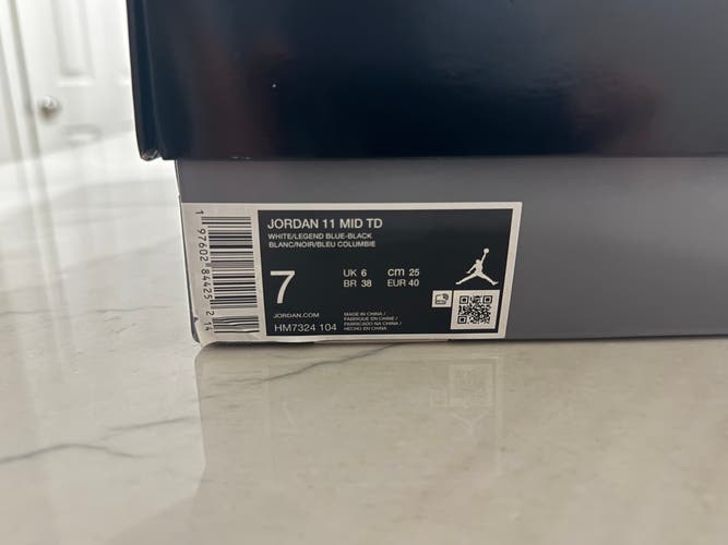 Men's Size M 7.0 (W 8.0) Jordan Mid Top Molded Cleats (New)