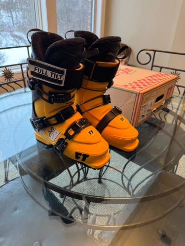 Mondo 24 & 24.5 Unisex Full Tilt Plush All Mountain Ski Boots Soft Flex (Used)