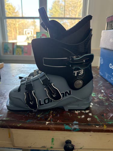 Mondo 23 & 23.5 Salomon T3 RT Ski Boots (Used)