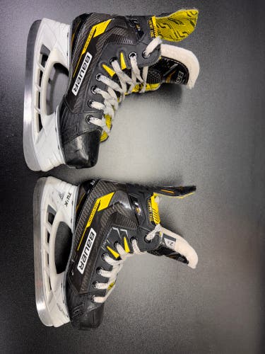 2022 Bauer Supreme M4 Hockey Skates Regular Width Size 2.5 (Used)