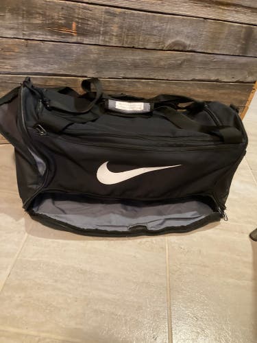 Nike Brasilia 9.5 Large Duffel Bag – 95L (Black/White) — Needs Zipper Repair
