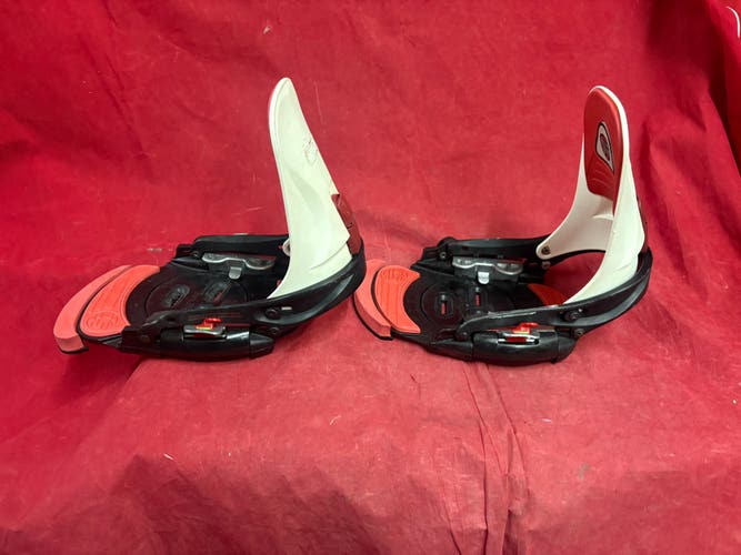 Snowboard Bindings: Medium Burton Snowboard Bindings All Mountain (Used)