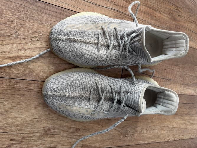 Gray Unisex Youth Size M 9.0 (W 10.0) Adidas Yeezy Boost 350 V2 (Used)
