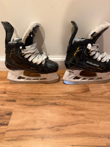2022 Bauer Supreme M5 Pro Hockey Skates Regular Width Size 1 (Used)