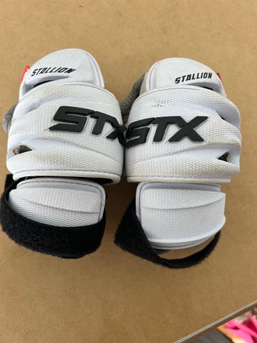 Medium Youth STX Stallion 900 Arm Pads (Used)