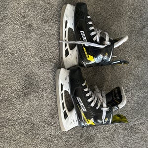 2022 Bauer Supreme M3 Hockey Skates Size 4.5 (Used)
