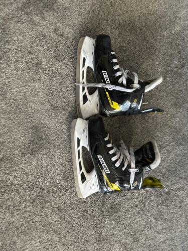 2022 Bauer Supreme M3 Hockey Skates Size 4.5 (Used)