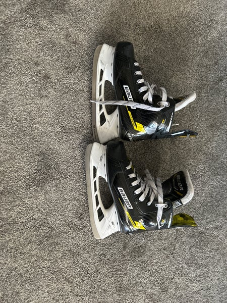 2022 Bauer Supreme M3 Hockey Skates Size 4.5 (Used)