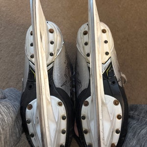 2023 Bauer Vapor Hyperlite 2 Hockey Skates Regular Width 6 (Used)