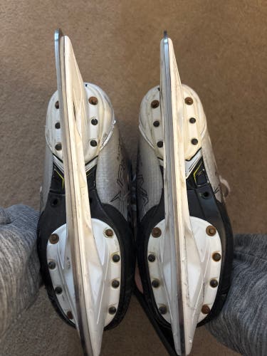 2023 Bauer Vapor Hyperlite 2 Hockey Skates Regular Width 6 (Used)