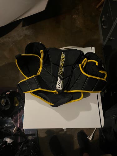 Men's Large Junior Bauer Supreme S170 Shoulder Pads (Used)