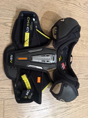 Medium Junior CCM Tacks AS-V Shoulder Pads (Used)