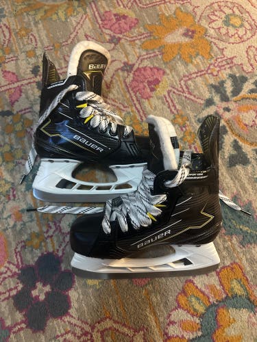 2024 Bauer Supreme M40 Hockey Skates Extra Wide Width Size 2 (Used)