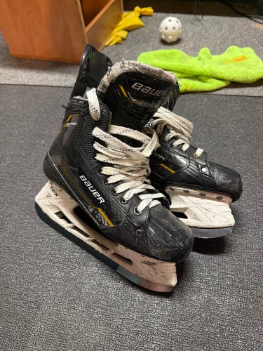 2022 Bauer Supreme M5 Pro Hockey Skates Wide Width 6.5 (Used)