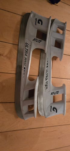 Graf Ultra 5000 (Used) Size 9 NT-LITE Holders and steel