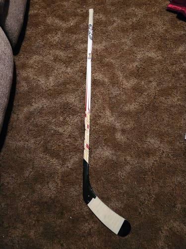 Hespeller Rouge Junior Pro 55 Right Handed Hockey Stick 55 Flex (Used)