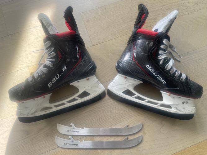 Bauer Vapor 3X Pro Hockey Skates Regular Width Size 2 (Used) + Backup set of blades