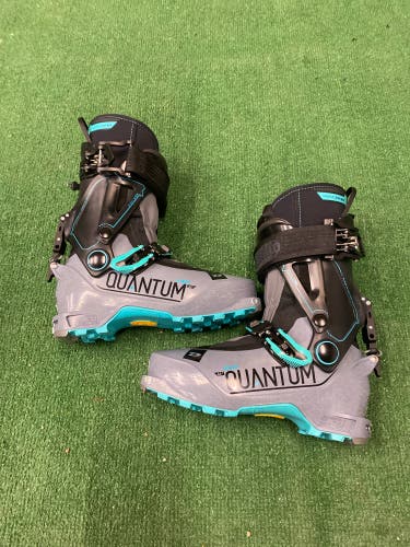 Mondo 25 & 25.5 Women's Dalbello Quantum Evo W Ski Boots (New)