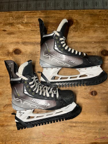 Bauer Vapor Hyperlite Hockey Skates Regular Width Pro Stock 11.5 (Used)