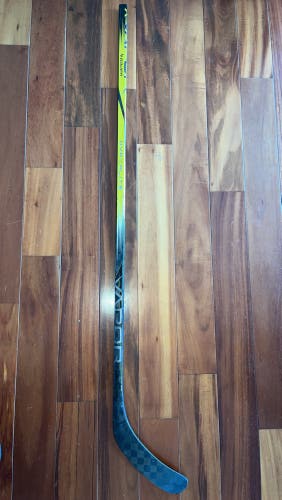 Senior Bauer Vapor Hyperlite 2 Right Handed Hockey Stick P92 87 Flex Pro Stock (Used)