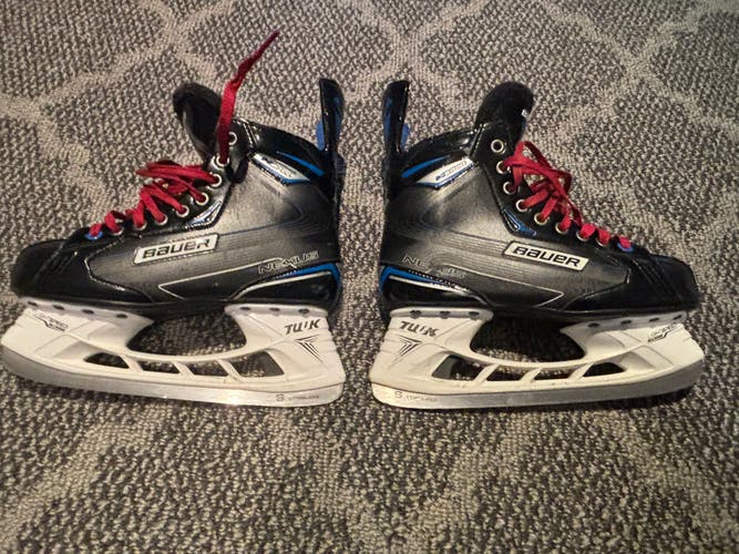 Bauer Nexus N2700 Hockey Skates Regular Width 7.5 (Used)