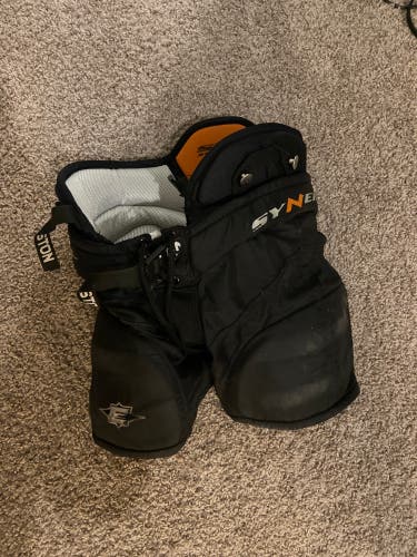 Youth Small Easton Synergy ST4 Hockey Pants (Used)