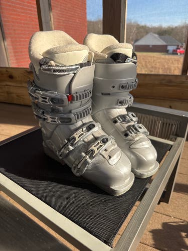 Mondo 24 & 24.5 Women's Salomon Charm 4 Ski Boots (Used)