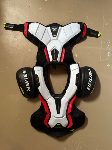 Men's Medium Senior Bauer Vapor Hyperlite Shoulder Pads (Used)