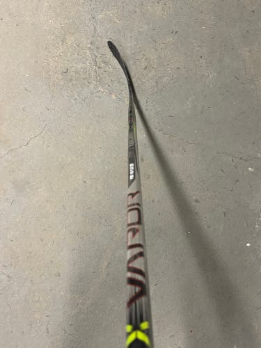 Senior Bauer Vapor Hyperlite 2 Right Handed Hockey Stick P28 65 Flex (Used)