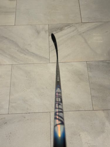 Intermediate Bauer Vapor FlyLite Right Handed Hockey Stick P28 40 Flex (Used)