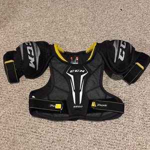 Medium Junior CCM Tacks 9550 Shoulder Pads (Used)