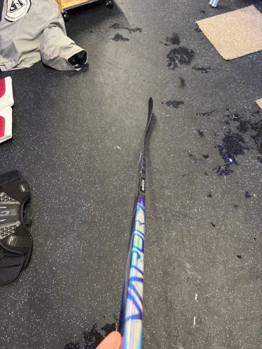 Senior Bauer Vapor FlyLite Right Handed Hockey Stick P28 65 Flex (New)