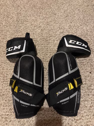 Senior Small CCM Tacks 9550 Elbow Pads (Used)
