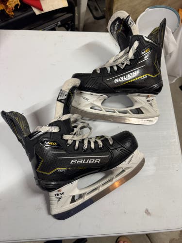 2024 Bauer Supreme M40 Hockey Skates Size 4 (Used)