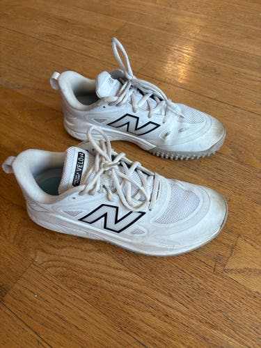 White Women's Size M 7.0 (W 8.0) New Balance Turf Cleats (Used)